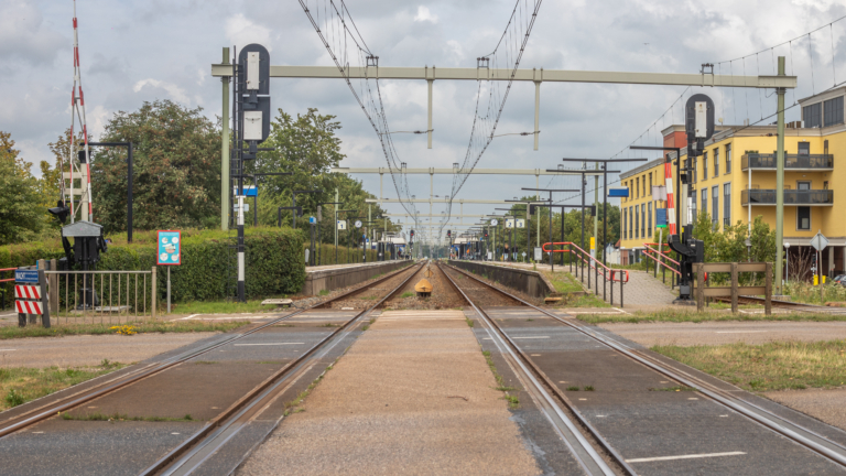 “Voordat ze knappen”: ProRail vervangt ‘rijdraden’ Heerhugowaard en dat leidt tot oponthoud