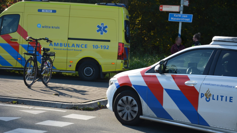 Fietster slaat over de kop op kruising in Heerhugowaard