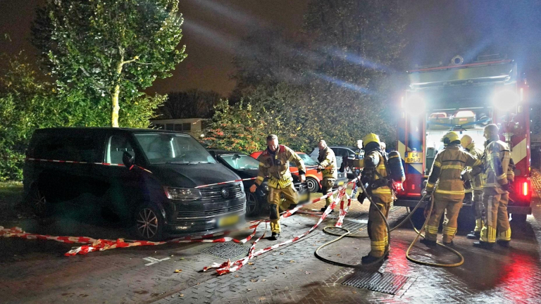 Oplettende buurtbewoners voorkomen grote schade bij brand in auto en busje in Alkmaar