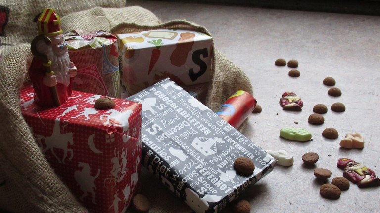 Zak met Sinterklaascadeaus, speculaas en chocolade Sinterklaasfiguren.