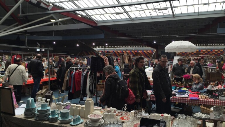 Op zoek naar pareltjes tijdens rommelmarkt op Wielerbaan in Alkmaar 🗓