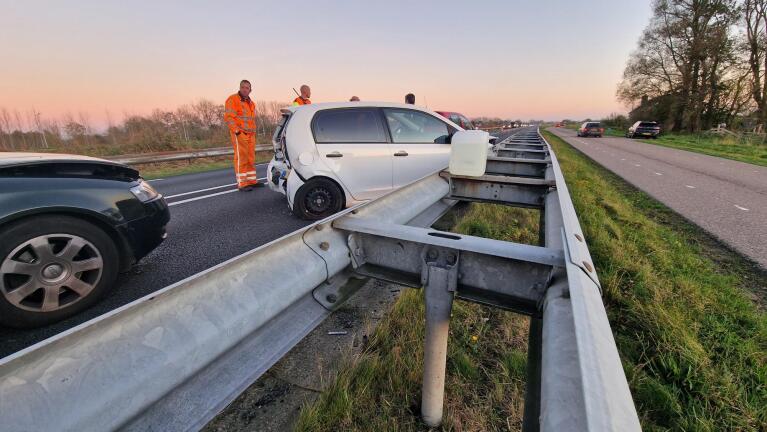 Autobotsing op snelweg met medewerkers in oranje kleding die de situatie controleren.