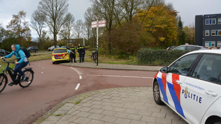 Fietser lichtgewond na aanrijding met andere fietser op beruchte rotonde Alkmaar