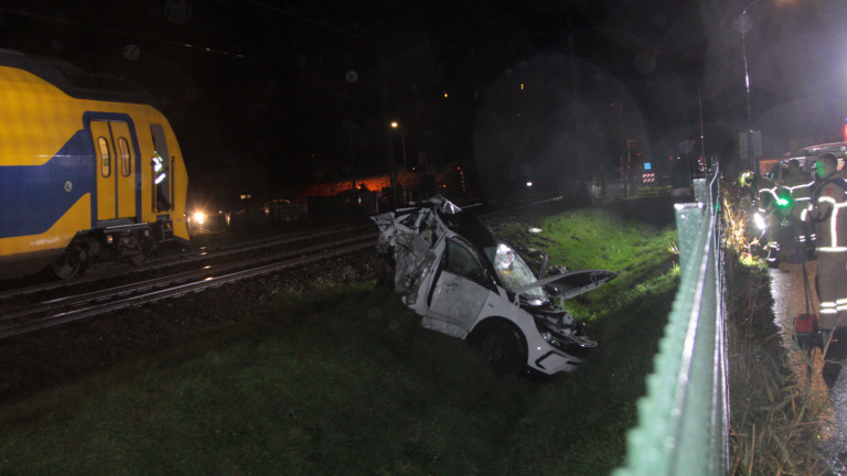 Auto geramd door trein in Limmen: Duitse toeristen ontsnappen op tijd