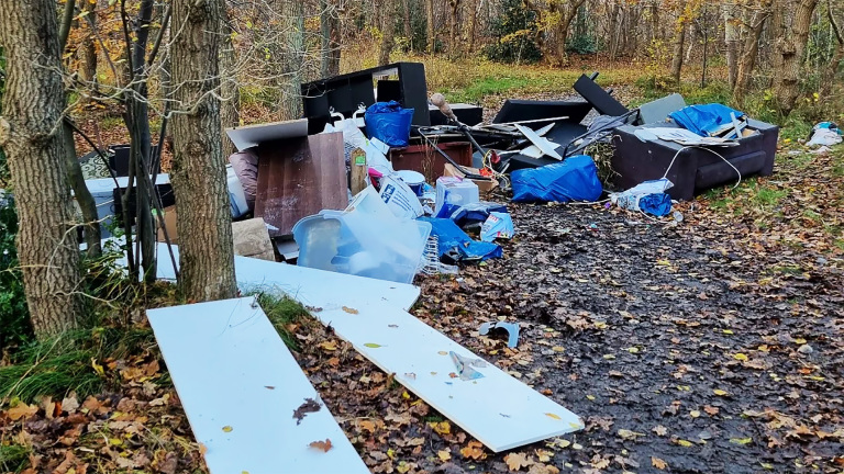 Grote hoeveelheid grof vuil langs Uilenvangersweg gedumpt