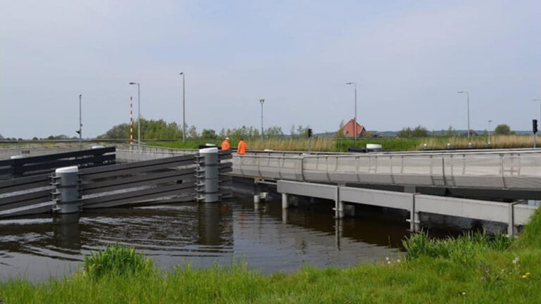 Rekervlotbrug wordt aangesloten op centrale: opnieuw weken omrijden