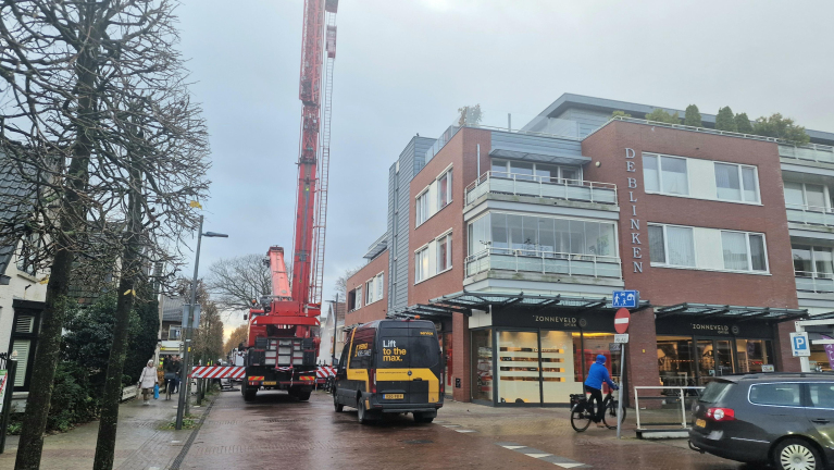 Hydraulische slang barst open van telekraan: Heerenweg Heiloo tot donderdag gestremd