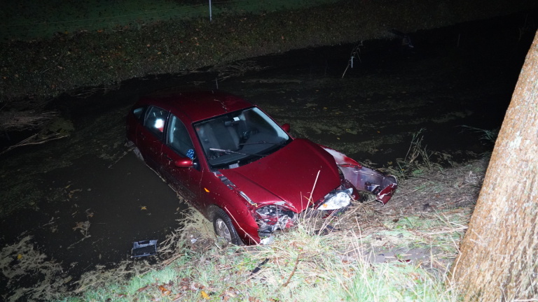 Auto belandt na plotselinge hagelbui en glad wegdek in Noordervaart