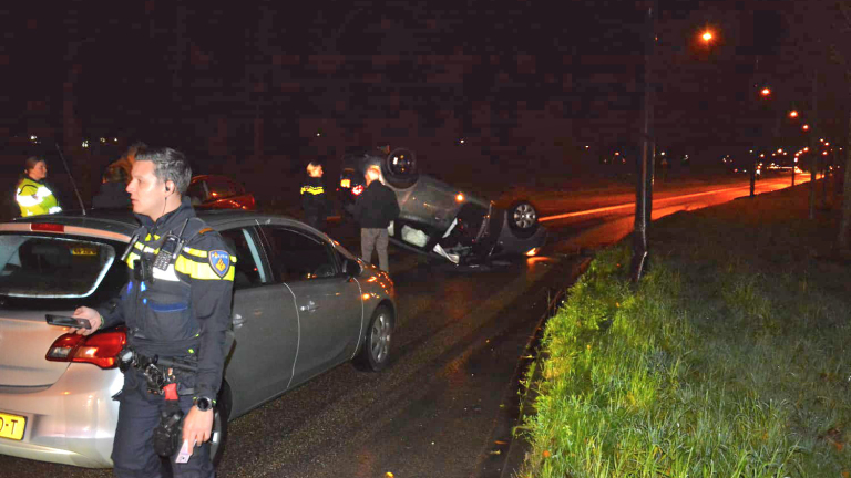 Auto over de kop bij éénzijdig ongeval in Heerhugowaard