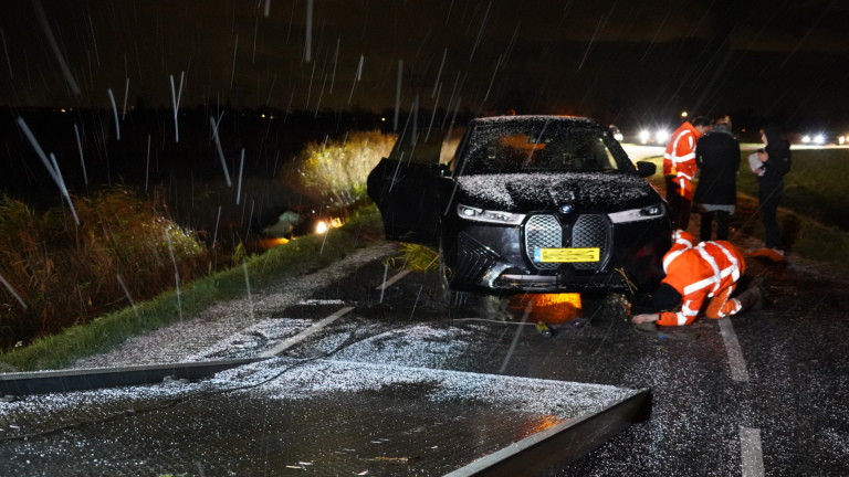 Twee auto’s glijden van Molendijk de ringvaart in bij Grootschermer