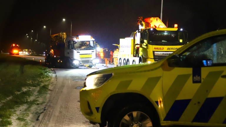 Honderden automobilisten urenlang muurvast op N9 na hagelbuien: “Wegdek spiegelglad”