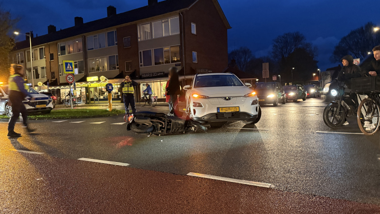 Scooterrijder botst met auto op kruising Vondelstraat – Hooftplein