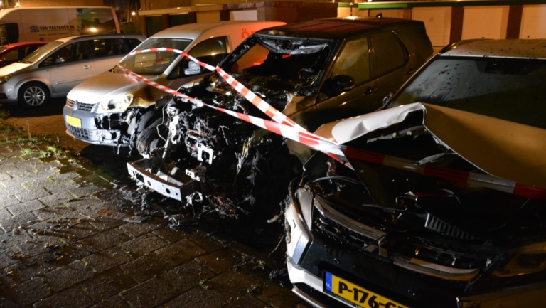 Heerhugowaard opnieuw getroffen door autobrand: drie voertuigen verwoest