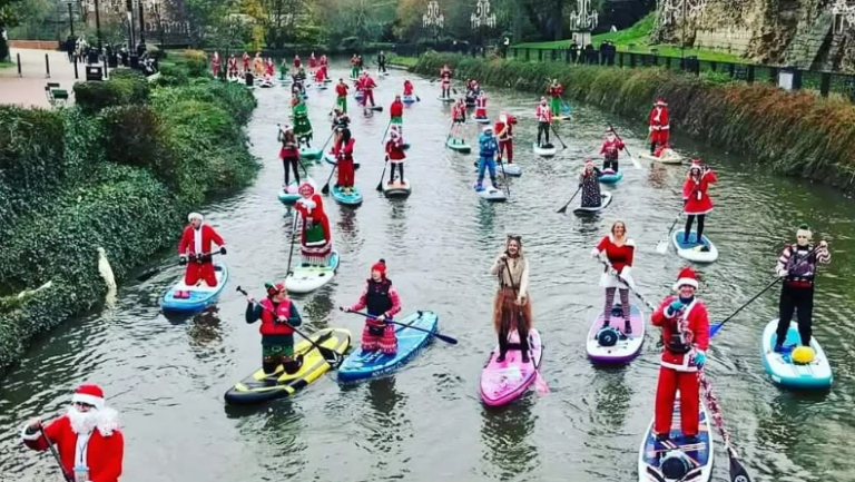 In een foute kersttrui door de grachten van Alkmaar met ‘Foute Kerstoutfit Suptour’ 🗓