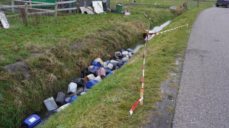 Bergen geconfronteerd met dubbele dumping van drugsafval: 110 vaten in sloot