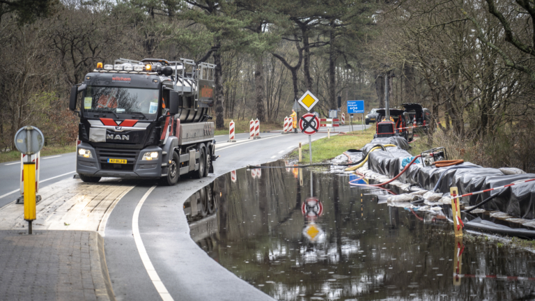 Zeeweg naar Bergen wordt opgehoogd tegen wateroverlast, maar niet nu: “Over twee jaar oplossen”