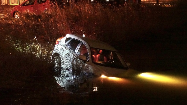 Aanhouding na verdenking van rijden onder invloed: hulpdiensten rukken uit voor ‘voertuig te water’