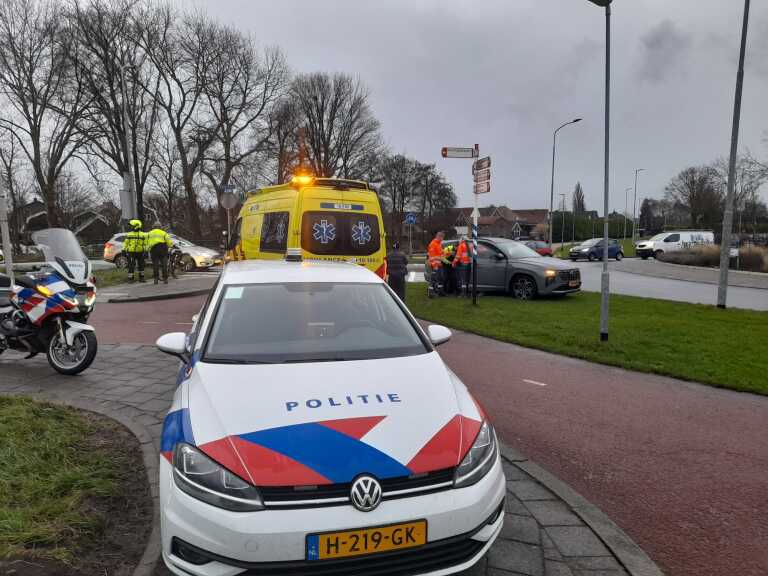 Fietsster gewond na aanrijding op rotonde in Broek op Langedijk