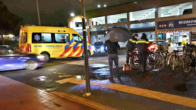 Fietsster gewond bij aanrijding op Middenweg bij Middenwaard