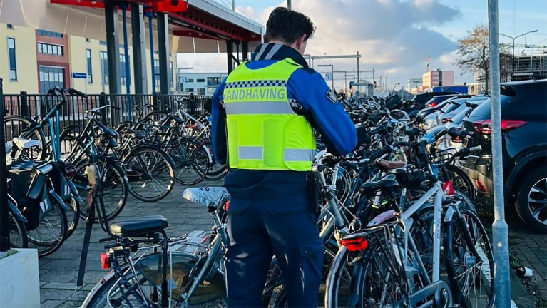 Handhaving Dijk en Waard verwijdert meer dan 200 weesfietsen bij station en winkelcentra