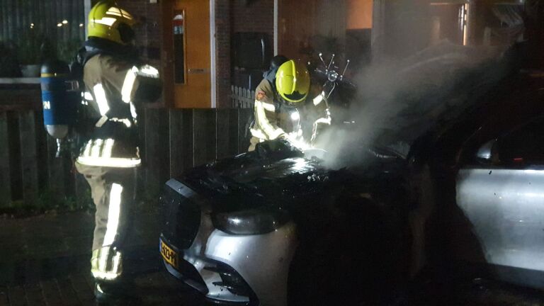 Geparkeerde Mercedes valt voor deur eigenaar ten prooi aan vlammen