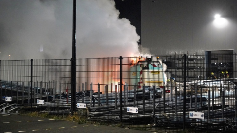 Brandende bedrijfsbus bezorgt brandweer behoorlijke boodschap: opgeschaald naar middelbrand