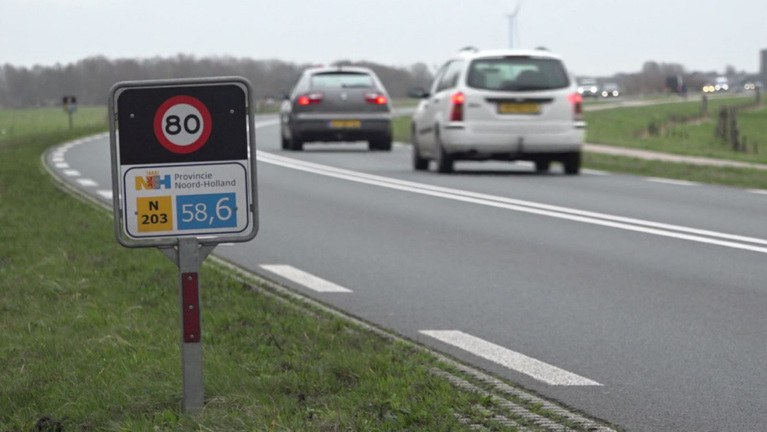 Verkeersbord bij provinciale weg N203 in Noord-Holland met snelheidslimiet van 80 km/u en wegaanduiding 58,6.