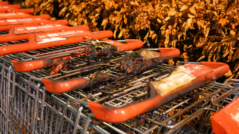 Brandgeschade winkelwagentjes met verkoolde handvatten.