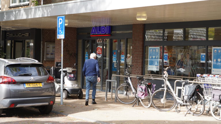 Kleinste Aldi van Nederland blijft in Bergen: verhuizing definitief van de baan