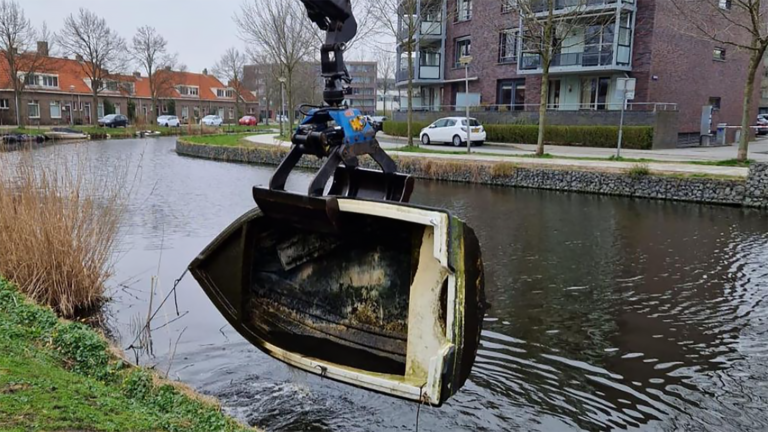 Opruimen, opknappen of weg ermee: Handhaving Alkmaar gaat achter verwaarloosde bootjes aan