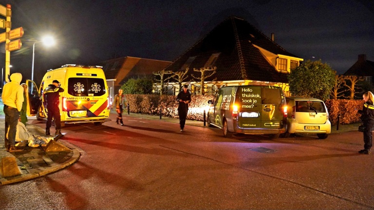 Bestelbusje botst met personenauto op Vennewatersweg Egmond-Binnen