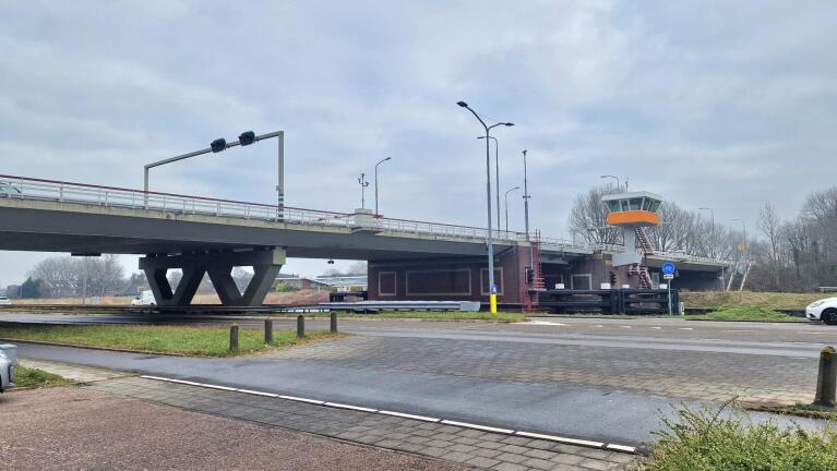 Huiswaarderbrug in storing, verkeer moet omrijden