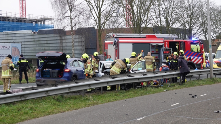 Verkeersongeval met meerdere auto's; brandweer en politie ter plaatse.