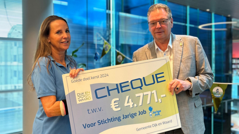 Twee mensen houden samen een grote cheque vast, bestemd voor Stichting Jarige Job, met een waarde van €4.771, vanuit gemeente Dijk en Waard.