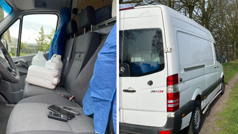 Bestuurdersstoel van een bestelwagen met plastic kannen en apparaten; rechterafbeelding toont achterzijde van de witte bestelwagen geparkeerd langs de weg.