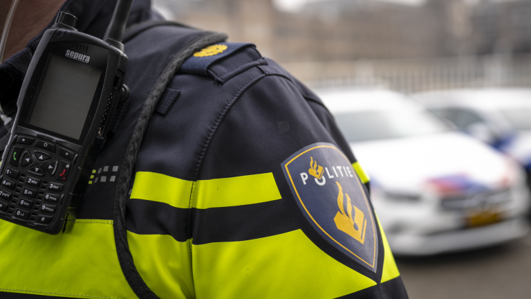 Politie-uniform en portofoon voor een politieauto.