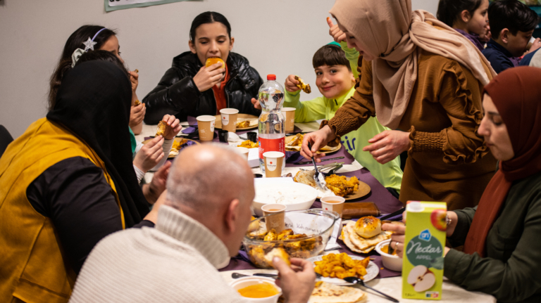 Basisschool De Wegwijzer organiseert weer iftar voor inwoners Nieuw-Overdie 🗓