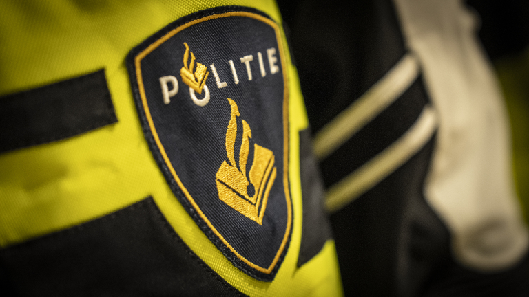 Embleem van de Nederlandse politie op een uniform.