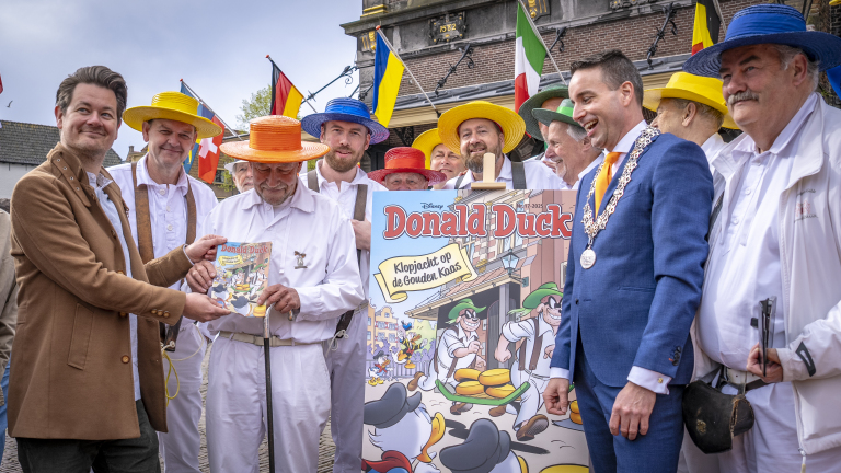 Alkmaar heeft eigen Donald Duck: kaasdragers en kaasstad heel herkenbaar in stripverhaal