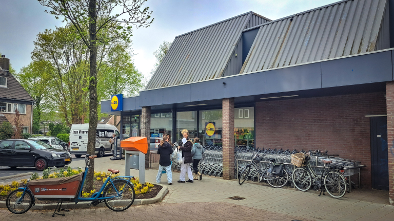 Petitie tegen sluiting supermarkt Koedijk levert 1.500 handtekeningen op: “Hiermee verdwijnt een belangrijke ontmoetingsplek voor de buurt”
