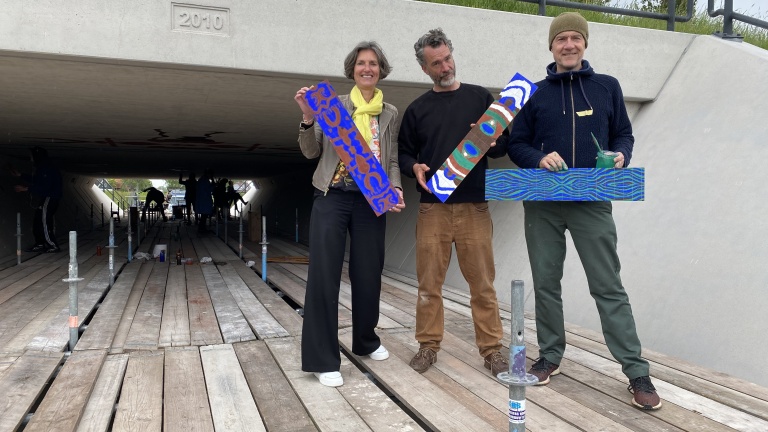 Kunstenaars en Dijkwaarders nemen tunneltje Westdijk onder handen: “Samen schilderen verbindt”