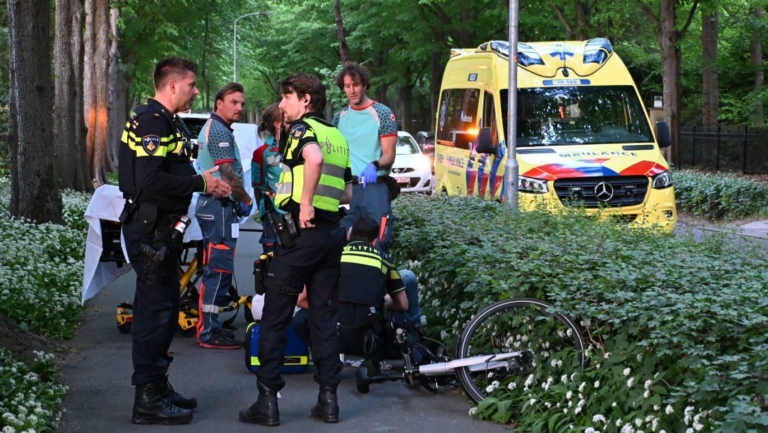 Fietser slaat over de kop na voetje kind tussen spaken in Bergen