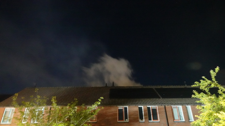 Brandende scooter laat schuurtje in vlammen opgaan in Heerhugowaard