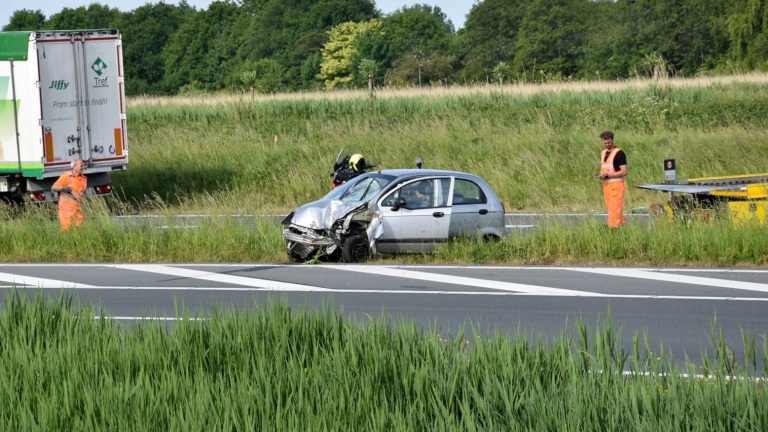 Frontale aanrijding met vrachtwagen op N242, geen gewonden