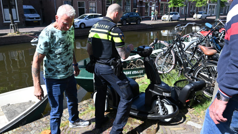 Vrouw tuimelt met scootmobiel Alkmaarse gracht in