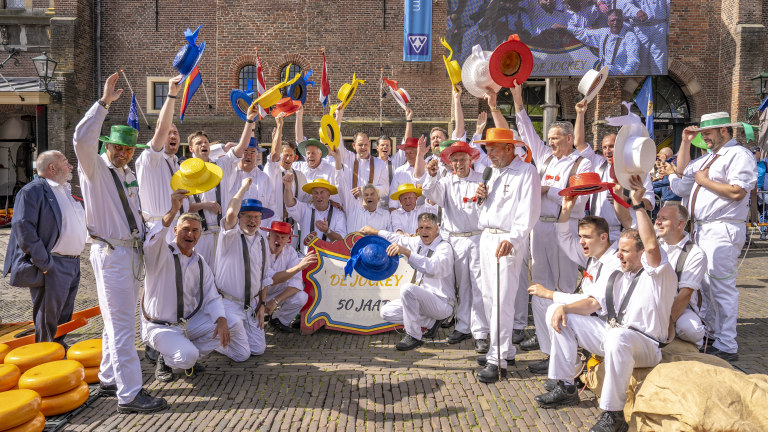 Oud en nieuw samen bij Kaasdragersgilde: Daan al 50 jaar bij Gele Veem, Dennis draagt voor het eerst