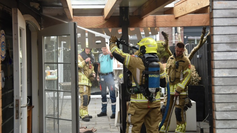 Schuurtje in Heerhugowaard in de fik, brandweer krijgt vuur snel onder controle