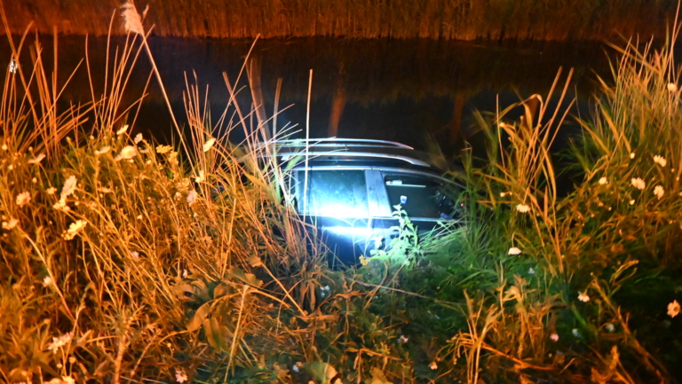 Auto te water in Stompetoren, frustratie bij voorbijganger leidt tot arrestatie