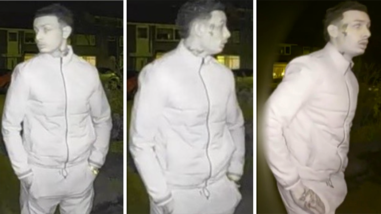 Drie afbeeldingen naast elkaar van dezelfde persoon in een trainingspak, gefotografeerd 's nachts in een woonwijk; de persoon kijkt in verschillende richtingen.
