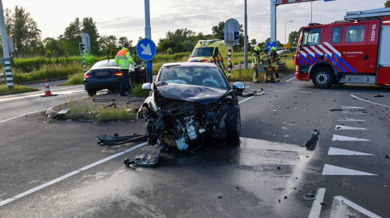 Ongeval op N242; veel schade en één gewonde